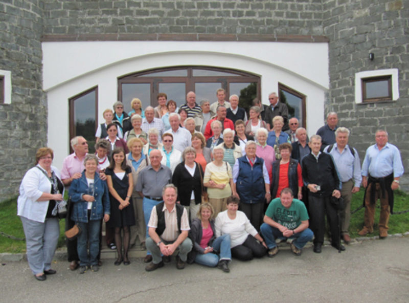 Bistritzer Reisegruppe vor dem Hotel Castel ...