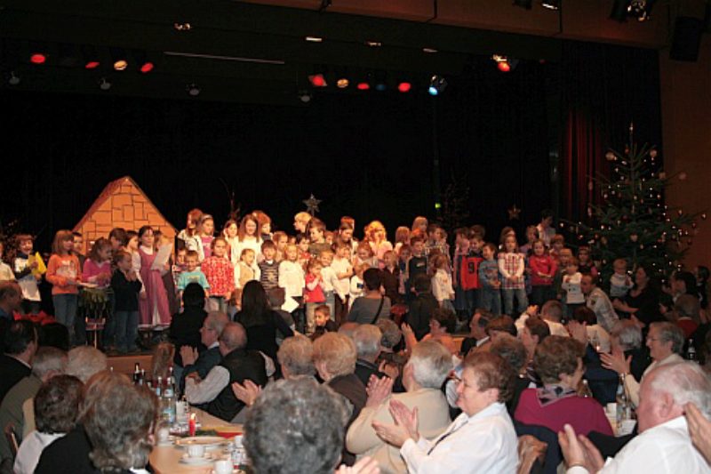Adventsfeier in Sindelfingen: Die Kinder singen ...