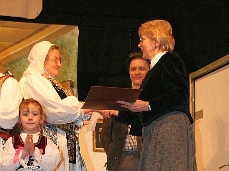 Die Landesvorsitzende Herta Daniel (rechts) ...