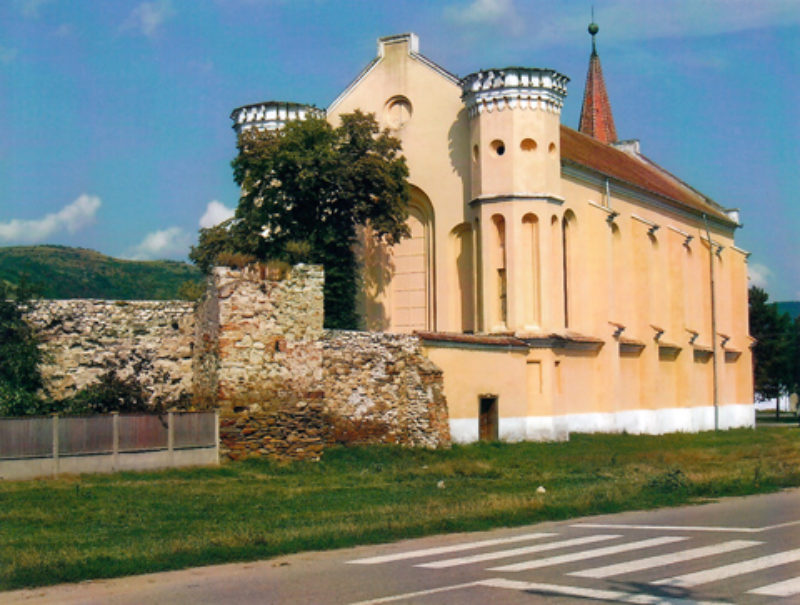 Die Kirchenburg Donnersmarkt wurde durch eine ...