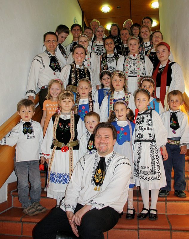 Die siebenbrgischen Tanzgruppen beim Maifest in ...