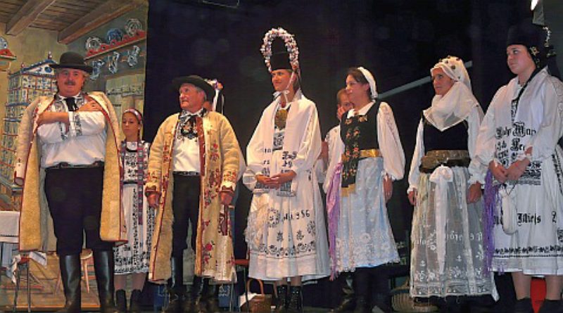 Hochzeit und Taufe als Brauchtum. Foto: Reinhold ...