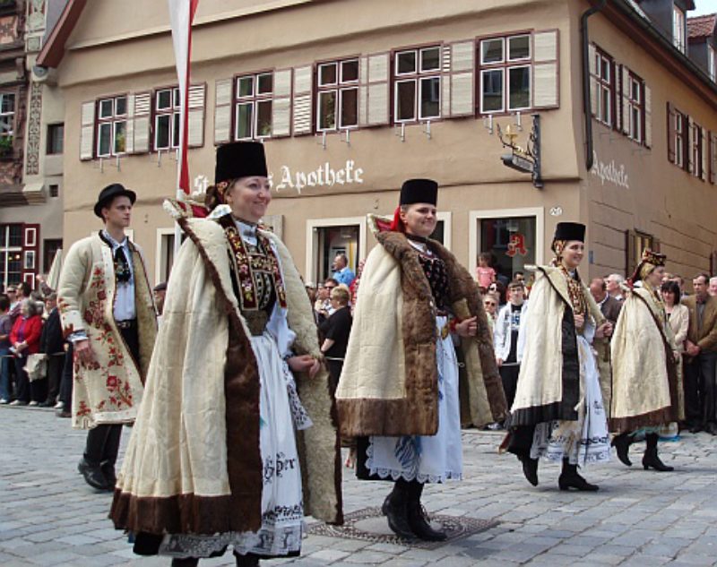 Jugendtanzgruppe Heilbronn: Die Mdchen zeigen ...