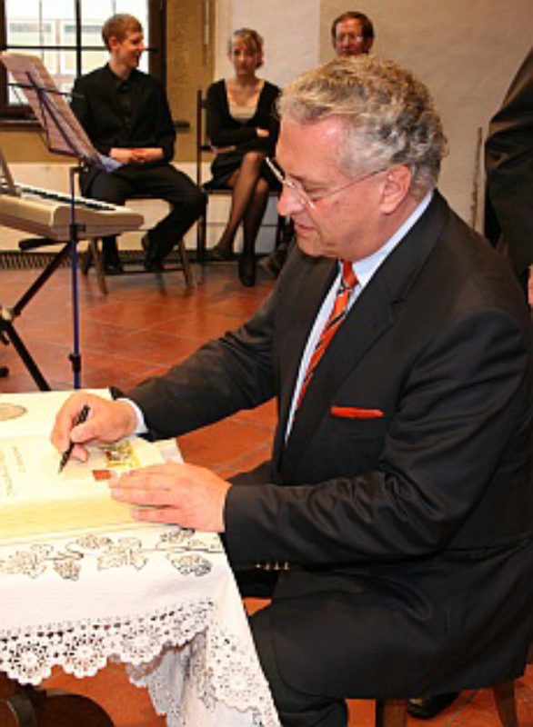 Bayerns Innenminister Joachim Herrmann trgt sich ...