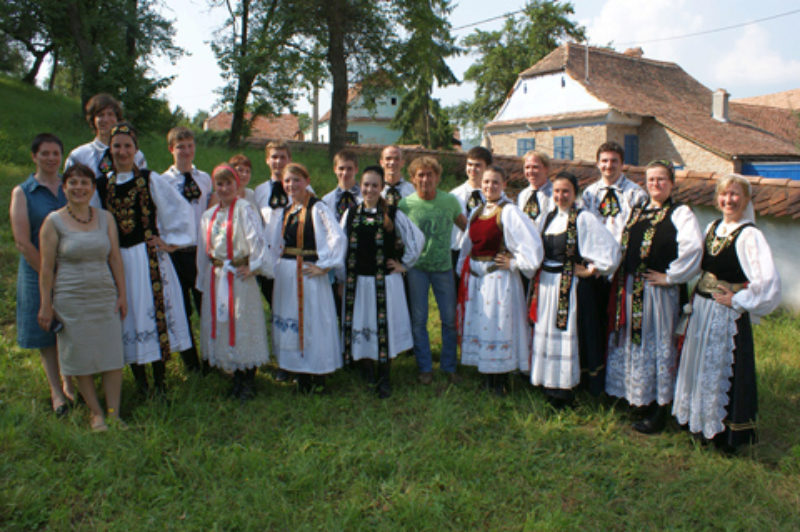 Gruppenfoto der Siebenbürgischen Jugendtanzgruppe ...