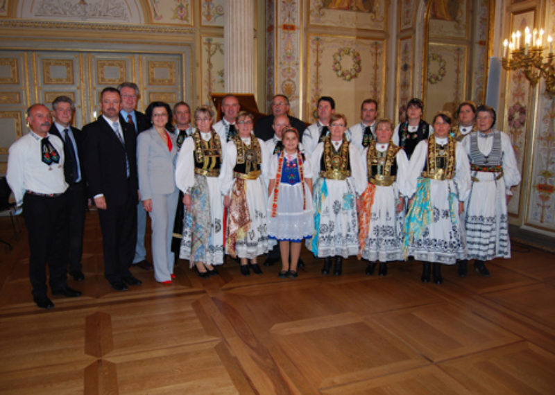 Gruppenbild mit Trachtentrgern aus Rsselsheim ...