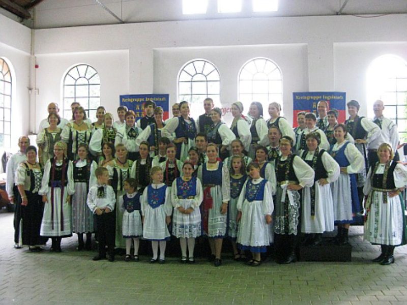 Sechs Tanzgruppen, die beim zweiten Siebenbrger ...