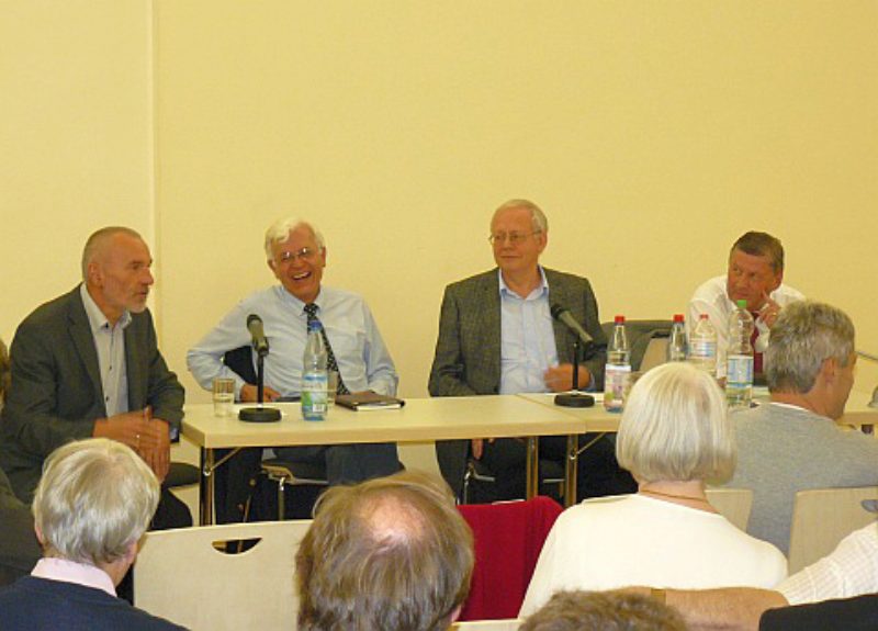 Podiumsdiskussion mit den Zeitzeugen Pfarrer ...