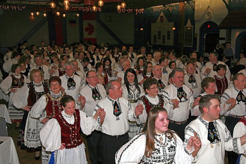 Aufmarsch der Trachten im Transylvania Klub. ...