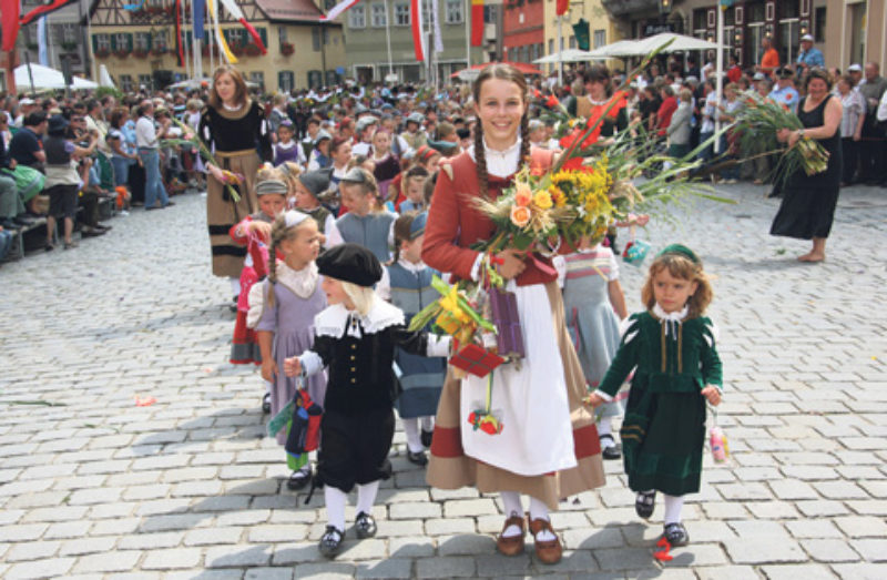 Lore (Verena Engelhard) mit ihrer Kinderschar vor ...