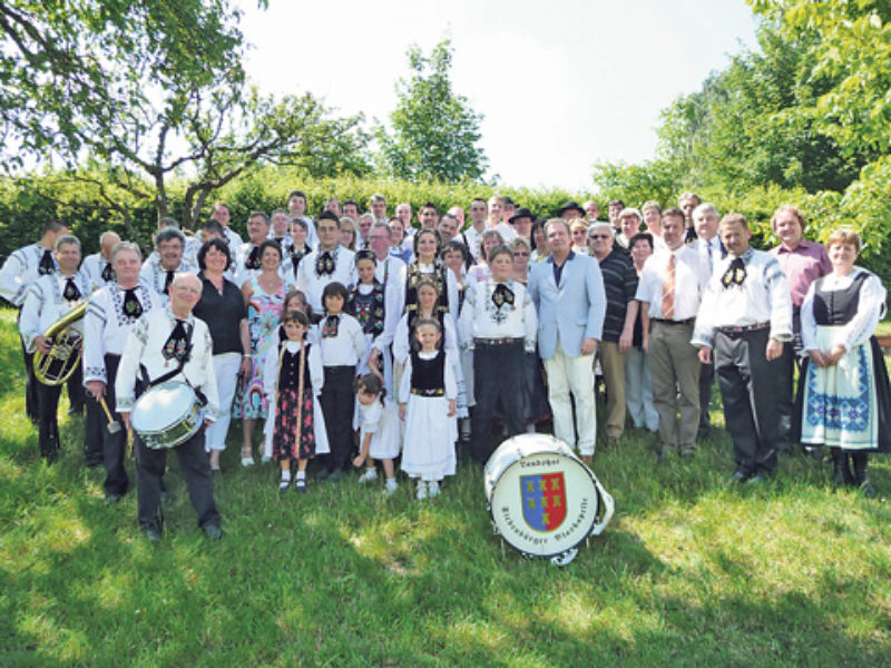 Gruppenfoto beim Kronenfest in Altdorf: die ...