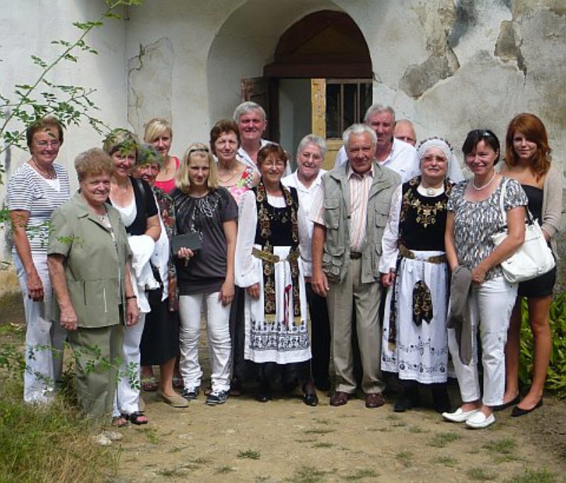 Mergler vor dem Kirchgang. Foto: Rolf Stirner ...