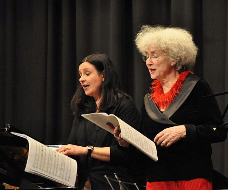 Die Sngerinnen Johanna Boehme (links) und Renate ...