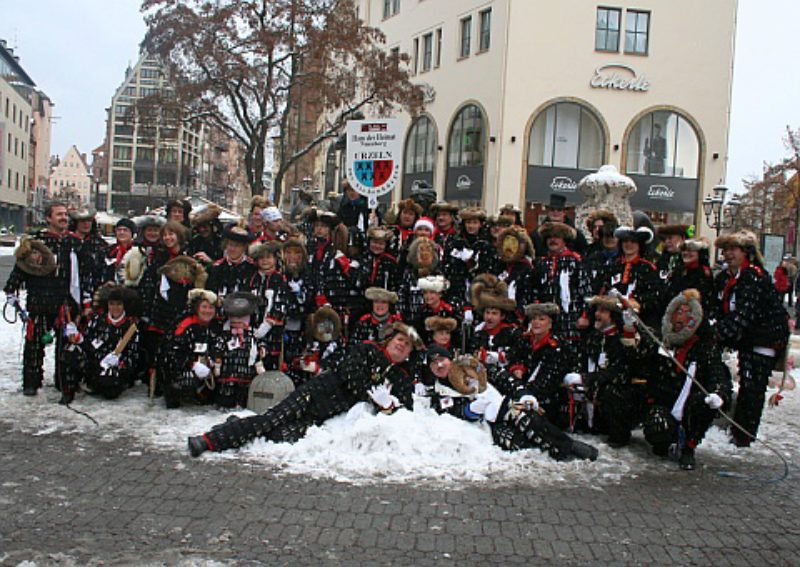 Knall-, sing- und tanzfreudige Urzeln bereichern ...