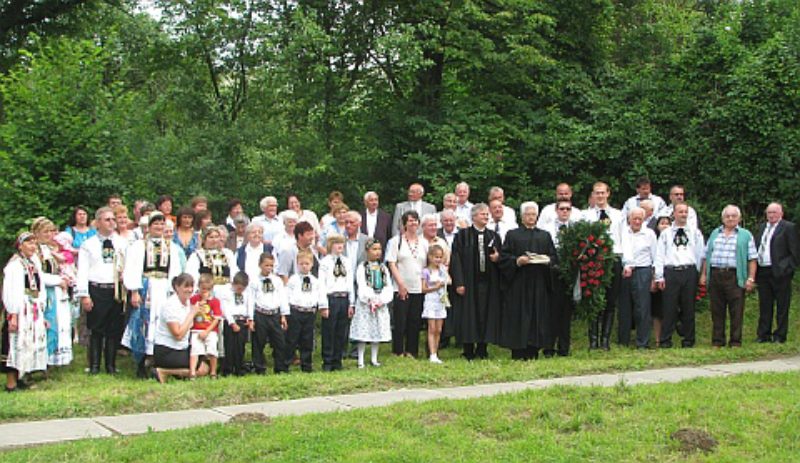 Gottesdienstbesucher auf dem Kirchvorplatz in ...