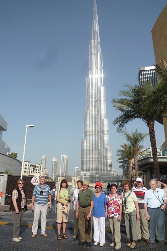 Rosenheimer in Dubai vor dem 828 m hohen Burj al ...