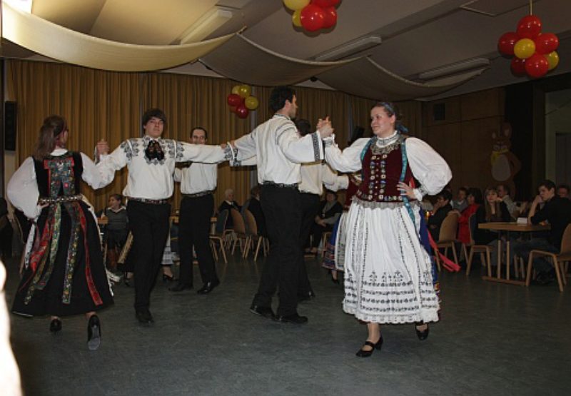Auftritt der Tanzgruppe Setterich beim Osterball ...