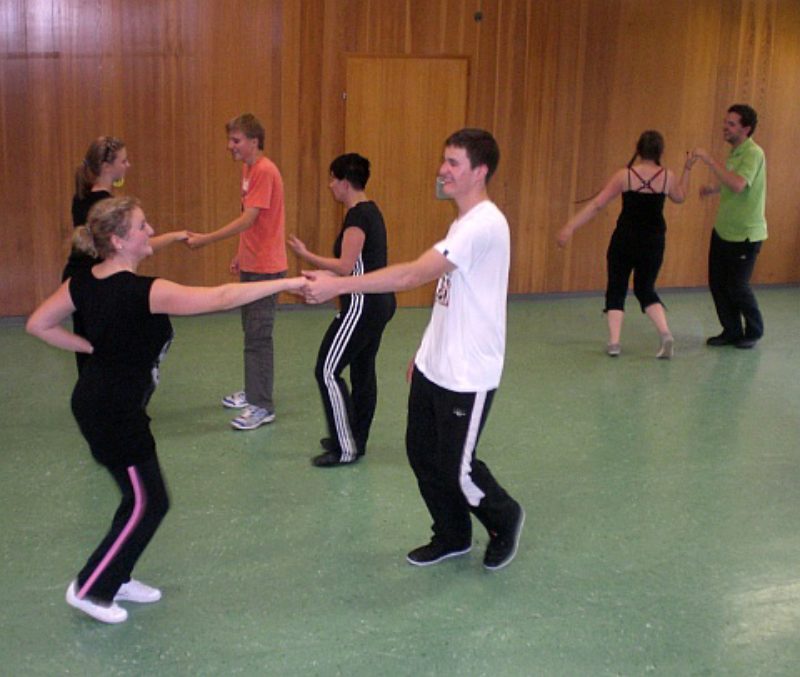Mitglieder der Tanzgruppe Biberach und ...