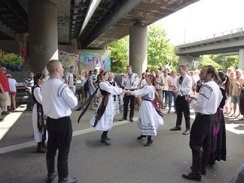 Die Jugendtanzgruppe Drabenderhhe tanzt auf der ...