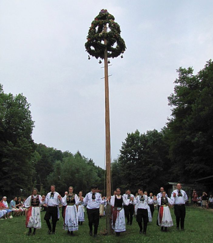 Die Tnzer unter der Krone in Stuttgart. Foto: ...