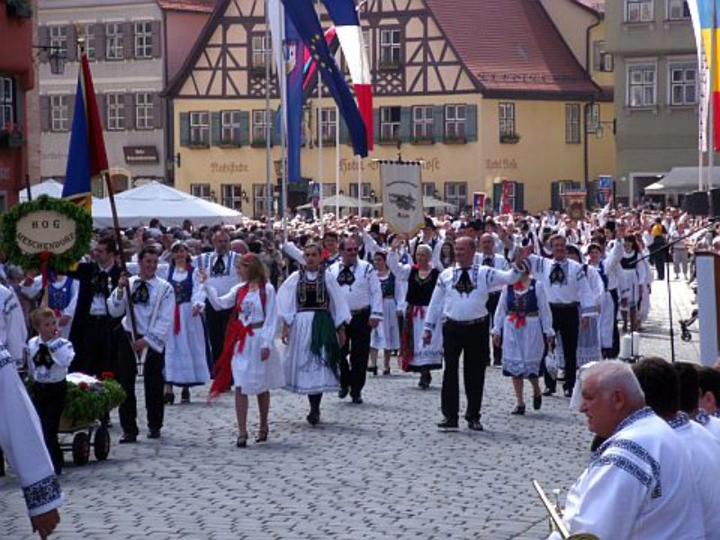 Trachtenumzug am Pfingstsonntag in Dinkelsbhl ...