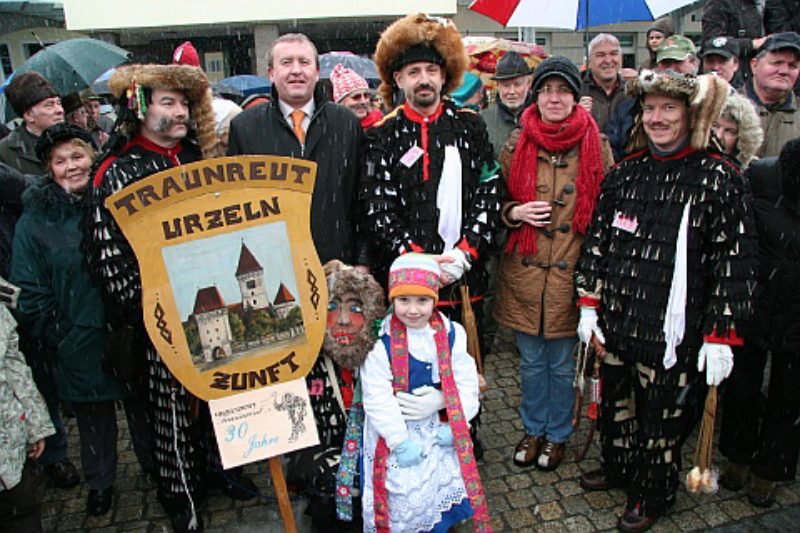 Der Umzug der Urzeln in Traunreut hat eine 30 ...