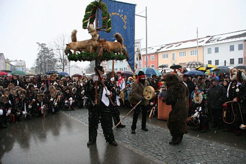 Krschnerkrone und Brentanz auf dem Rathausplatz ...