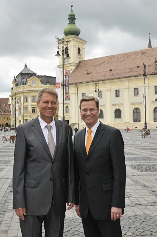Außenminister Guido Westerwelle (rechts) und ...