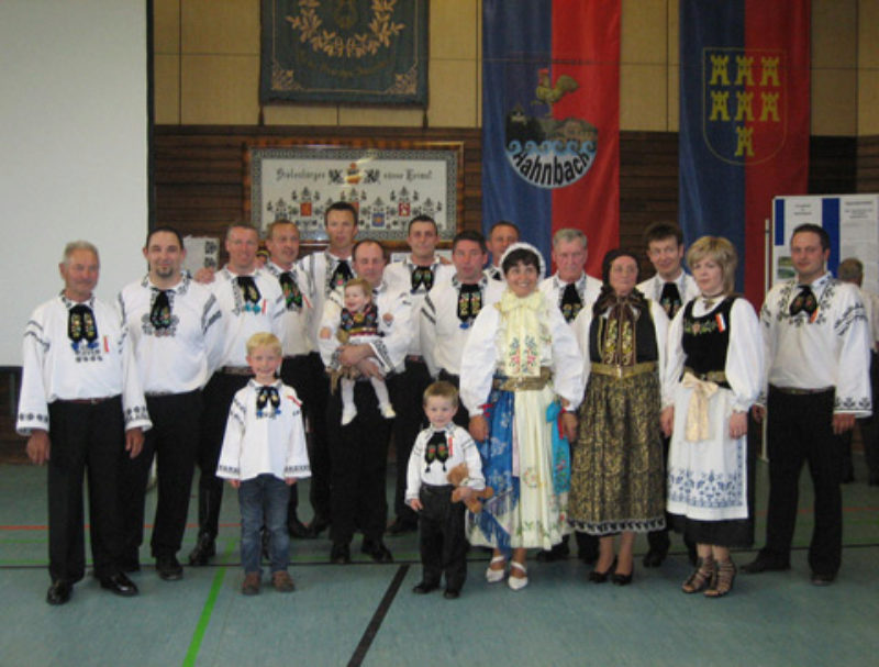 Gruppenbild aller Trachtentrger beim Hahnbacher ...