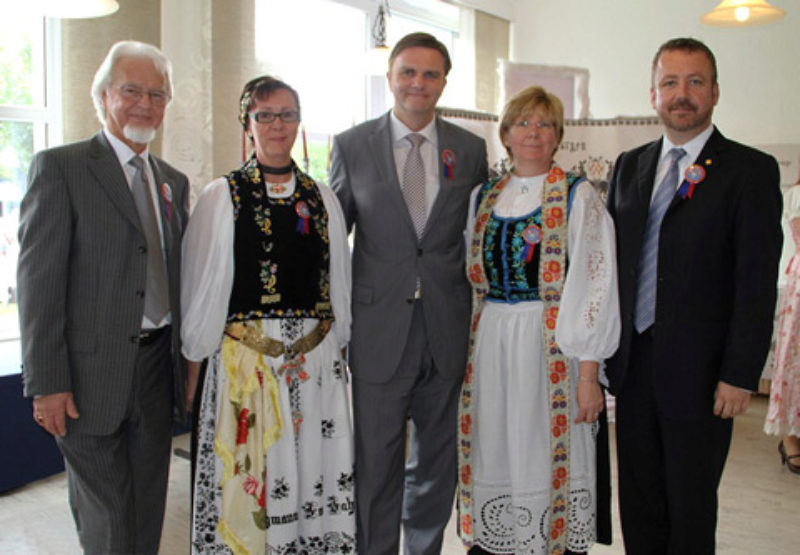 Innenminister Uwe Schnemann mit dem ...