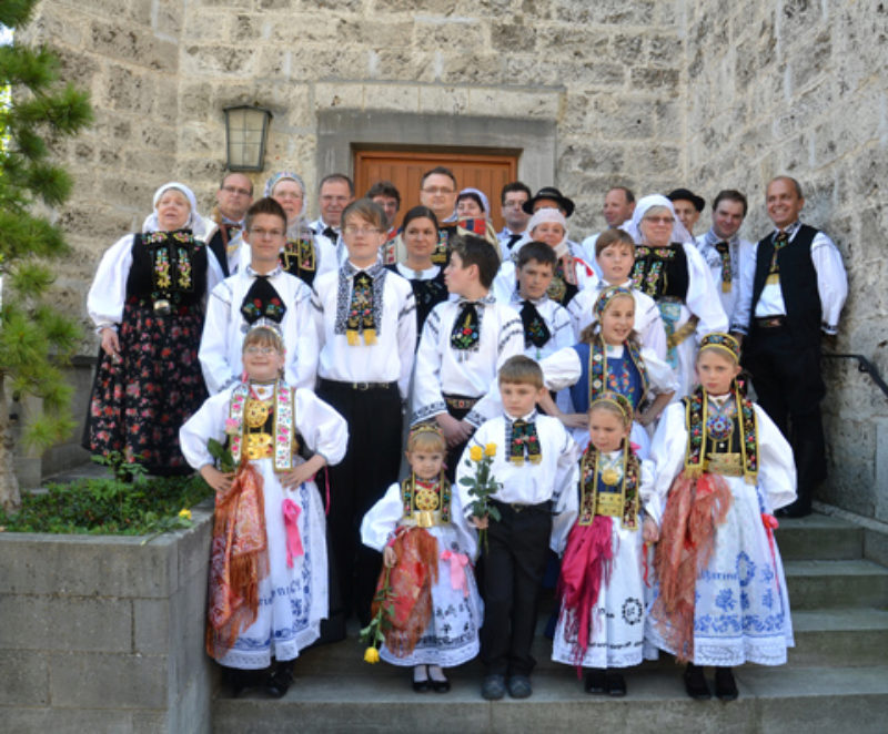 Landsleute in Tracht beim Muttertagsgottesdienst ...