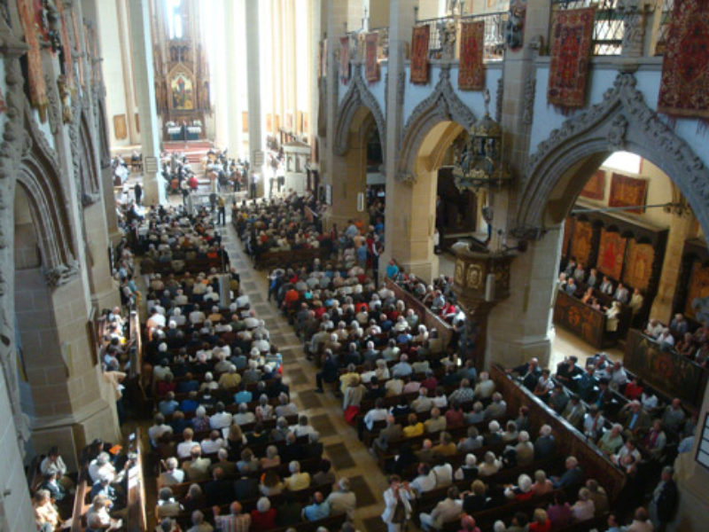 Festgottesdienst in der prachtvollen Schwarzen ...