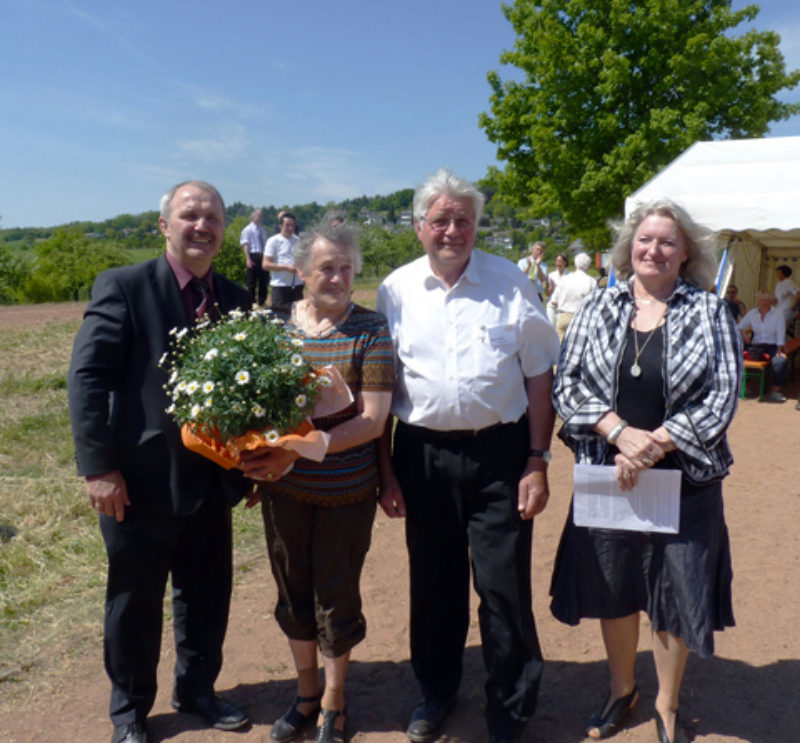 Mit der Ehrennadel des Landes Baden-Wrttemberg ...