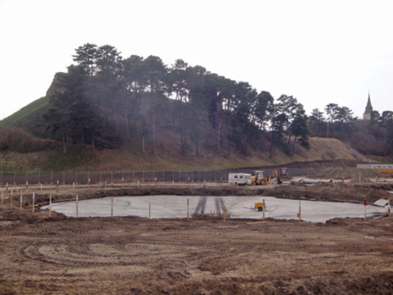 Vorne die Baustelle, im Hintergrund erkennt man ...