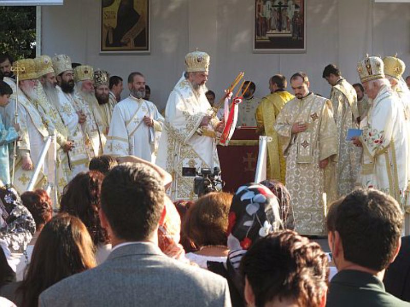 Patriarch Daniel zelebriert den Gottesdienst. ...