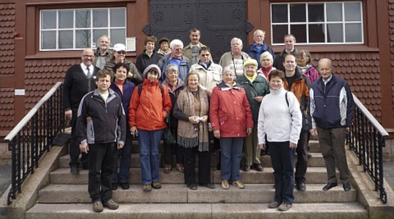 Rosenheimer Reisegruppe vor der Holzkirche in ...