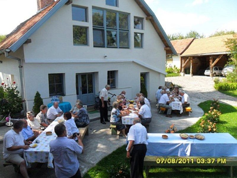 Gemtliches Beisammensein im Garten des Tekeseser ...