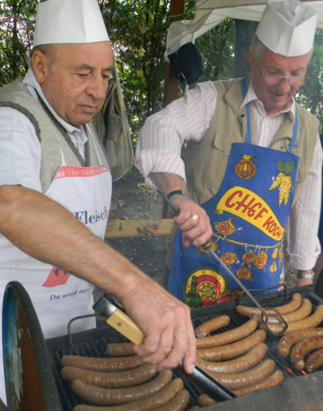 Beim Sommerfest gab es traditionelle Kche aus ...