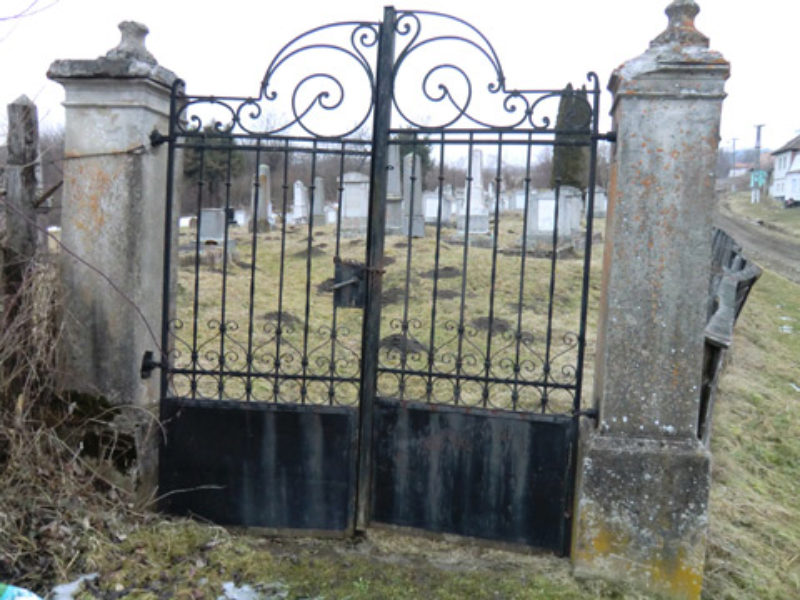 Sichtbar verfallen: Friedhofstor und -zaun. Foto: ...