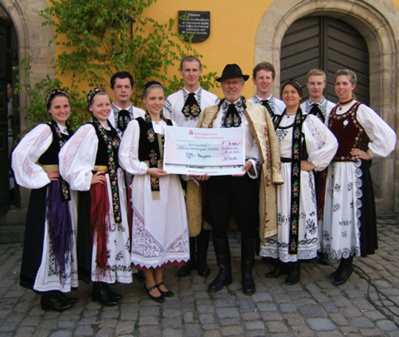 Die SJD Bayern spendete 1000 Euro an die Stiftung ...