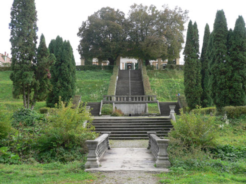 Die Hauptachse des Parks mit Beton-Ergnzungen. ...