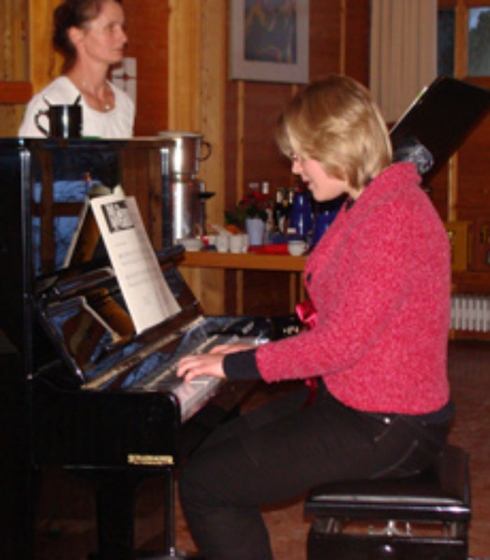 Christine Hauptkorn spielt Weihnachtslieder bei ...