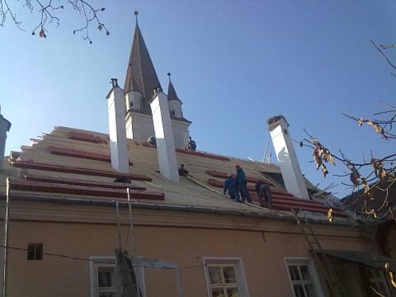 Am neuen Dach wird gearbeitet. ...