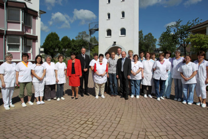 Bischof Reinhart Guib (7. von links) wird von den ...