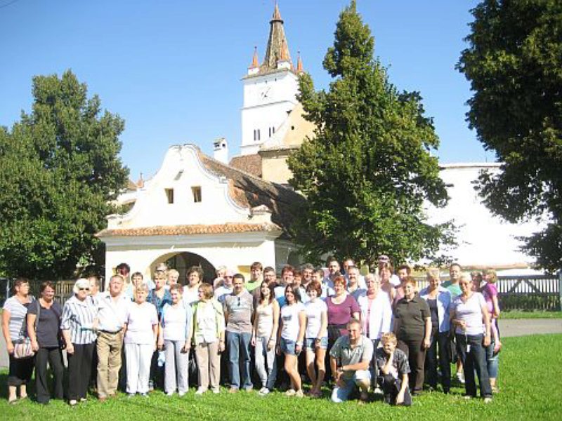 Die Honigberger Reisegruppe vor der Kirchenburg ...