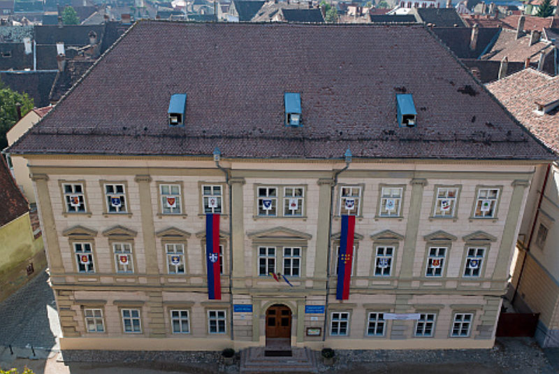 Die mit blau-roten Fahnen und den Wappen der ...