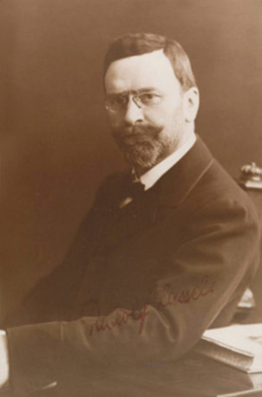 Rudolf Lassel, um 1910. Auf dem linken Arm ist ...