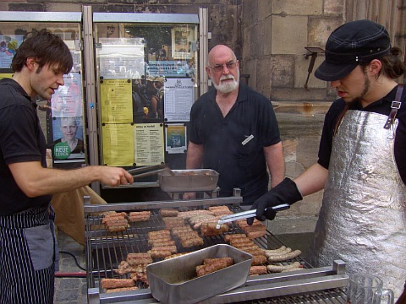 Leckere Mici wurden zum Jubilum gegrillt. Foto: ...