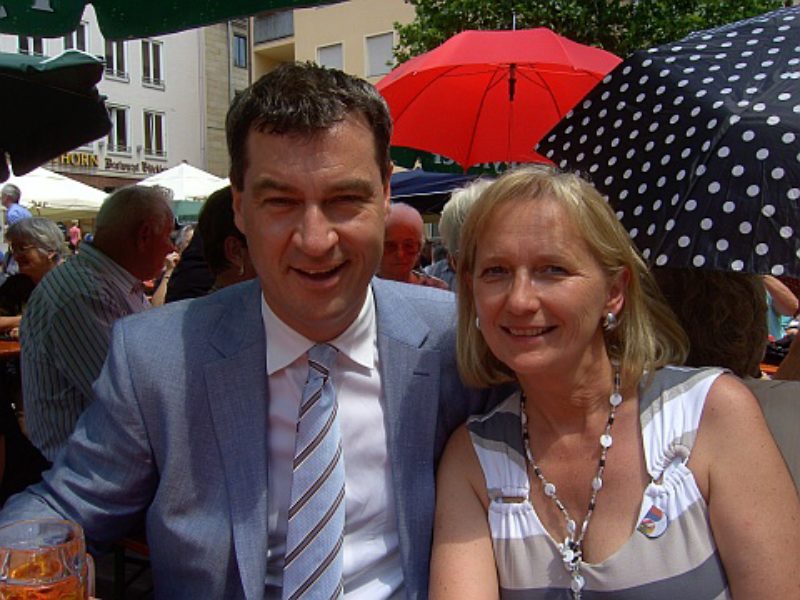 Der Ehrengast Dr. Markus Sder mit der ...