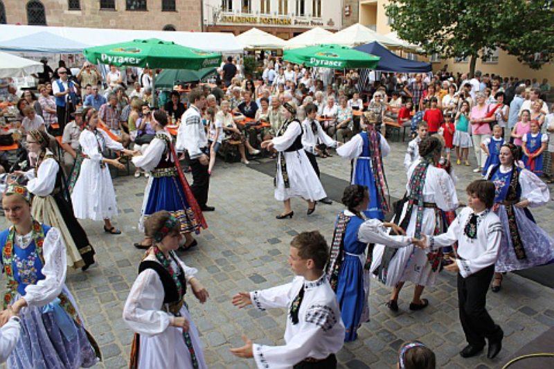 Schwungvolle Tanzdarbietungen auf dem dicht ...
